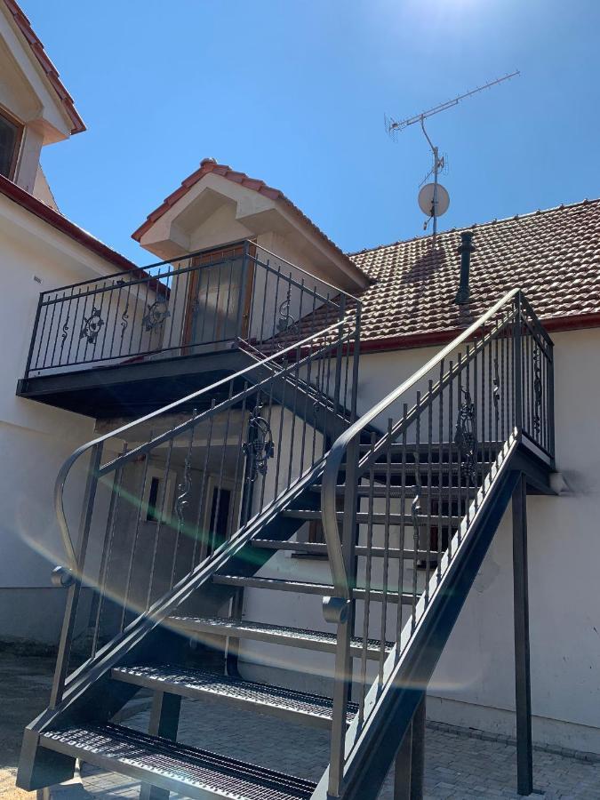Apartmany In Veritas มิคูลอฟ ภายนอก รูปภาพ